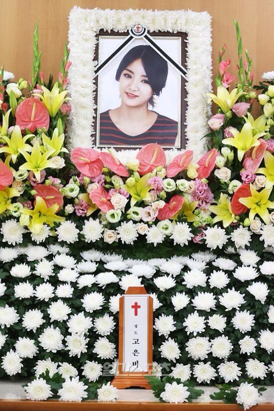 _1_ight's tweet photo. #RIPEunB 못 다 피운 꽃봉우리 그곳에서는 부디 활짝 피우시길 바랍니다. 삼가 고인의 명복을 빕니다. http://t.co/sIWj70rIvV