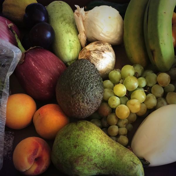 annacalzada's tweet photo. Primera cesta ecológica de @Frescum recibida y estupenda. Verduras, frutas, carne y pescado. Ahora... a comer! http://t.co/6EhgKdA7qy