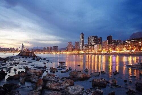 _Paisajes_'s tweet photo. #Benidorm #Alicante la ciudad con más rascacielos por metro cuadrado del mundo tras #NewYork http://t.co/48EOJucNqK