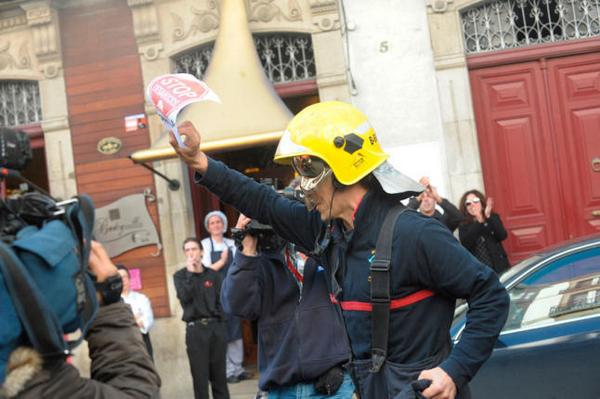 chselles's tweet photo. ¿Recordáis al bombero que se negó a desahuciar a una señora de 85 años en A Coruña?Mañana será juzgado por este gesto http://t.co/myYHDG9US9