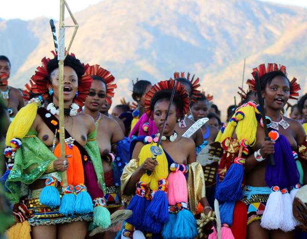 destinationswaz's tweet photo. Princess Sikhanyiso leading maidens in song and parade. #Swaziland #Africa #culture (c) http://t.co/omFgWYnuL2
