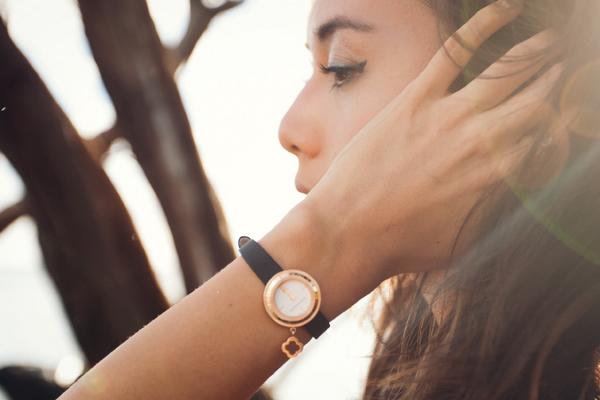 Van Cleef Arpels Rumineely Fashiontoast Wearing The New Charms Gold Watch Vcacharms Http T Co Fromulli4z Http T Co Aqkassvoza