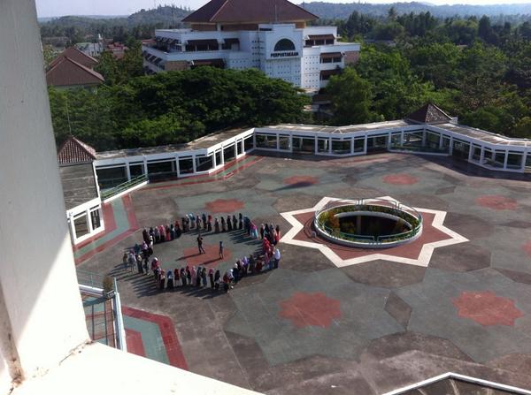 UMYogya's tweet photo. Bertempat di Lapangan Bintang UMY, nantinya akan ada tim fotografer yang mengabadikan #koreoUMY dari atas :) http://t.co/9vX2jQVTMp