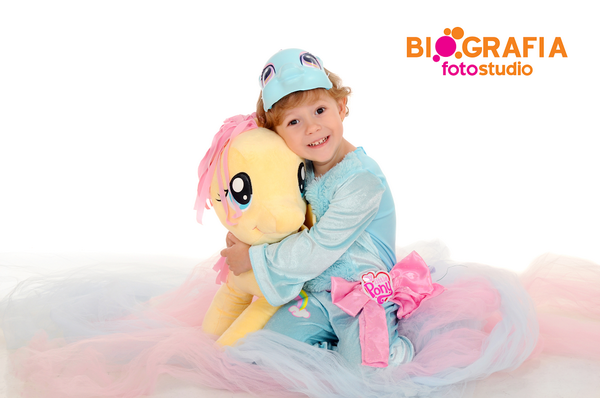 Biografia's tweet photo. A amizade é mágica entre a Grazielle e a sua pequena pônei  #weekpic #MyLittlePony http://t.co/Bebpsy3PML