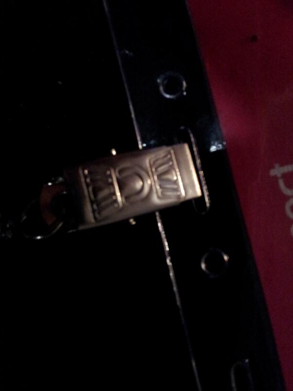 ericasharon87's tweet image. Somebody make these clips out of something that doesn&apos;t make noise. PLEASE!! #conferenceproblems