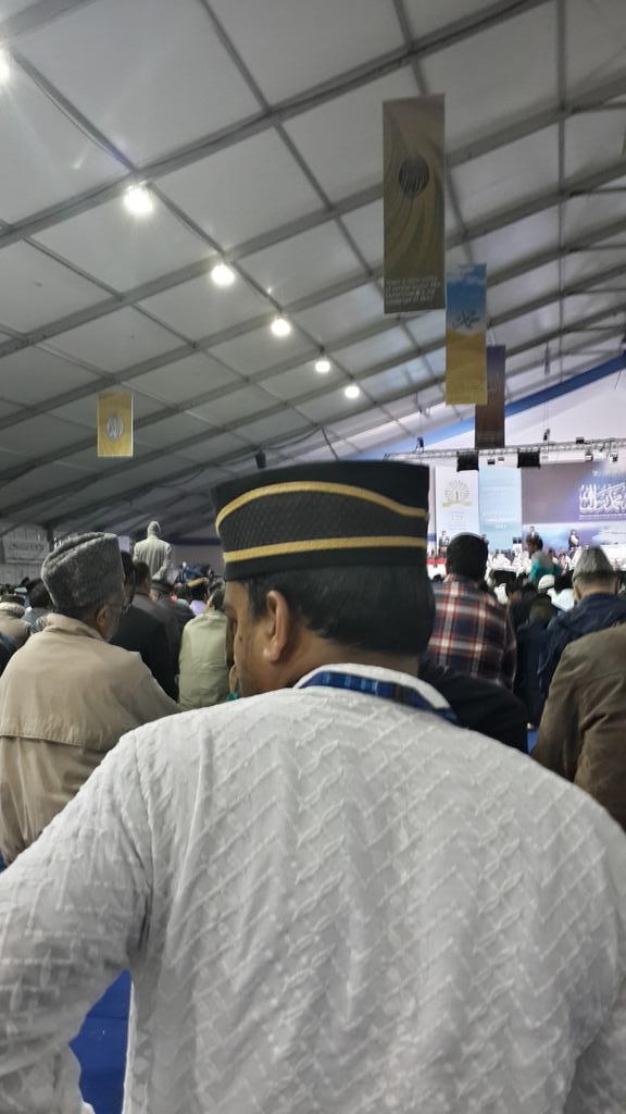 AdamWalkerGB's tweet image. It was a pleasure to enjoy the @JalsaUK with @aboosalik and his blessed/gifted children. #TheBigBook #Family