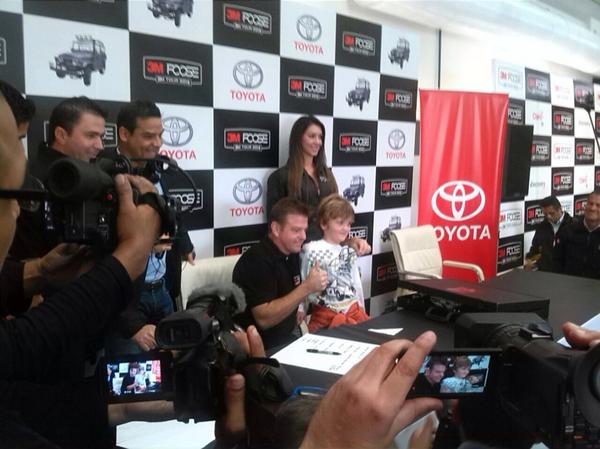 Toyota_Peru's tweet image. Un pequeño con corazón toyotero sube al escenario para definir las llantas del carro #ToyotaPROJECT