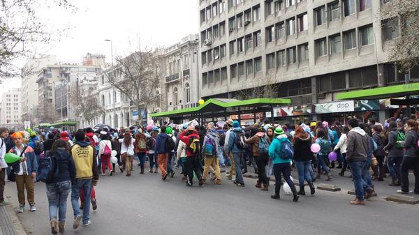 SchlomitDelonge's tweet photo. En la alameda #OdontoUnabenParo @24HorasTVN @T13 @CNNChile @chv_noticias @Bienvenidos13 @cdentistaschile http://t.co/iwzz9gTdrU