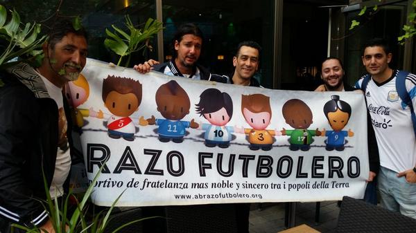 Castro_LuisF's tweet photo. Aquí con el artista de @ABRAZOFUTBOLERO y su gran idea de unión entre los hinchas! Un idealista que debe contagiarnos http://t.co/N4EjXLOUlG