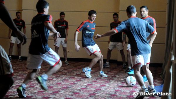 DE LOCOS! El insólito entrenamiento que tuvo river plate en la previa de la  sudamericana Bwnt-wdIQAAYg0I