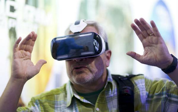 EstadaoLink's tweet photo. Samsung anuncia óculos de realidade virtual, o Gear VR: http://t.co/h45UUiOYFi http://t.co/sBHfOT3rj7