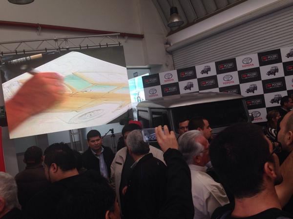 Toyota_Peru's tweet image. Los colores empiezan a dar forma a la nueva Land Cruiser en las manos de @chipfoose #ToyotaPROJECT