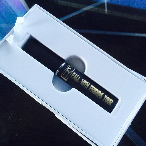 TheSteppas's tweet photo. Mahalo to Dan Kelly and the @FortunateYouth breddahs for the tour gift. #fallwithfriends Vape pen.👌🙌 http://t.co/g5FHHuAgOo