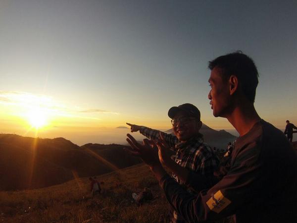 infopendaki's tweet photo. RT @uya100pts: #sharepict #salamsatucangkir #advpic oleh oleh summit mt prau, brsama tmn melihat indahnya Indonesia http://t.co/mUo1r9JxZd