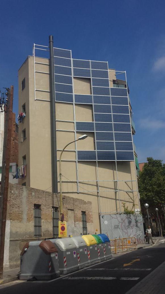 trinitatbcn's tweet photo. Les plaques solars que alimenten la llum de la biblioteca J. BARBER de la Trinitat Vella http://t.co/58u4YKNClF
