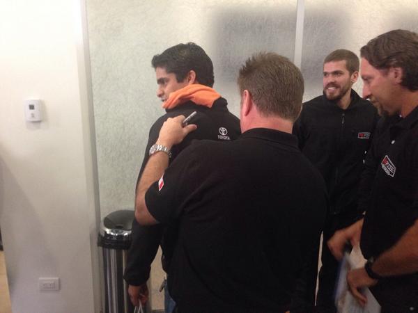 Toyota_Peru's tweet image. Para cerrar con broche de oro, @chipfoose sorprende a nuestro toyotero con su firma en #ToyotaPROJECT