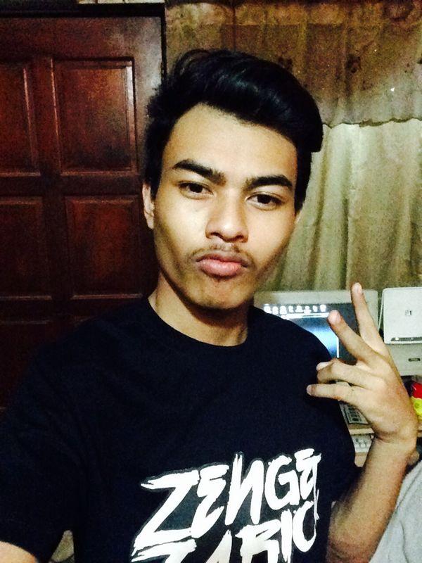 ZarickIskandar's tweet photo. Selfie baju #ZENGANDZARICK cikeddd http://t.co/fGjgKLdTrk