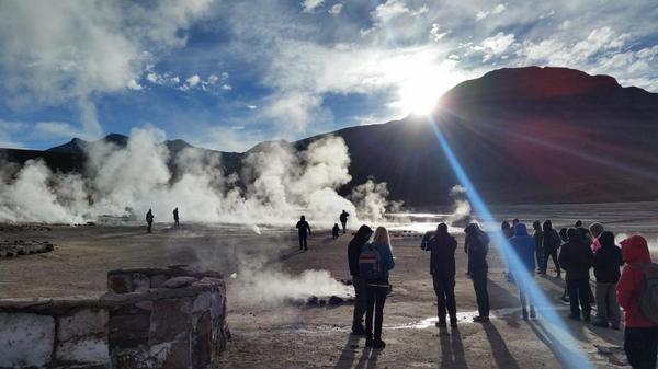 ScarlethCardena's tweet photo. Amanecer en los Geysers del Tatio, San Pedro de Atacama #ModoVacaciones http://t.co/uf3v8dSu8k