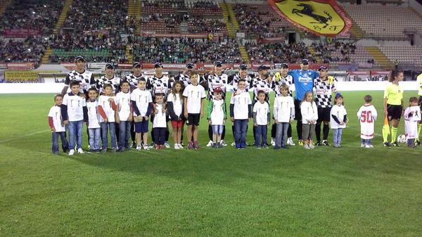 DReinato's tweet photo. La @NazionalePiloti al gran completo.Si scende in campo per #PlayForChildren http://t.co/TxM6nnK1Ym