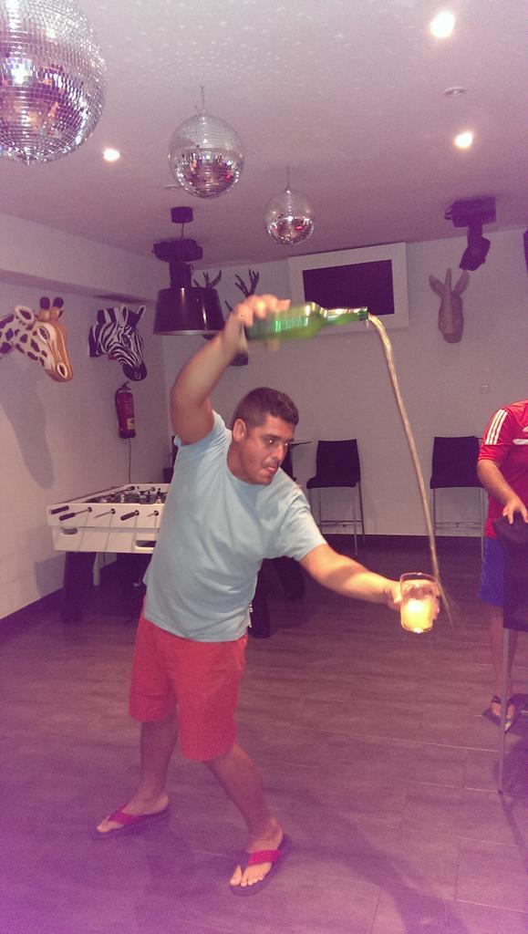 Rolabota's tweet photo. Dicho y hecho... Prueba superada @mingojurado23 y el coro.. buenísima sidra la que nos regaló @carlospeluzo1 http://t.co/uC4cYr32DN