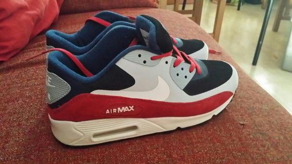 HnJesus's tweet image. Se venden zapatillas Nike AIRMAX nuevas, talla 40. Precio 45€ interesados contactar por md o marcar fav.
