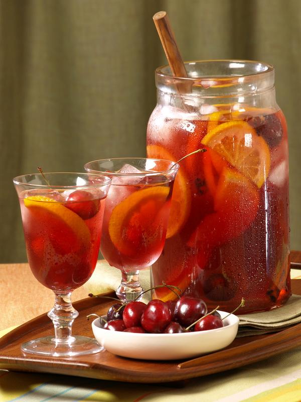 SELFmagazine's tweet photo. #ThirstyThursday idea: Sangria while it's still warm outside! Try these cool twists: http://t.co/Zesd1icTq4 http://t.co/HKvGVgbqIB