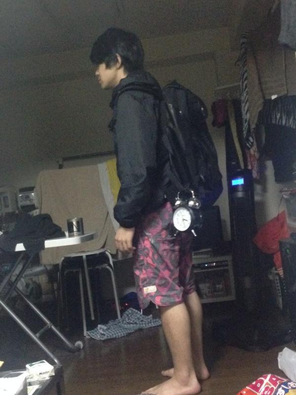 ToLlv's tweet photo. 昨日、梨子田にふざけてつけられてからとり方わからずこれで地下鉄乗った。 http://t.co/8IlSyWabCV