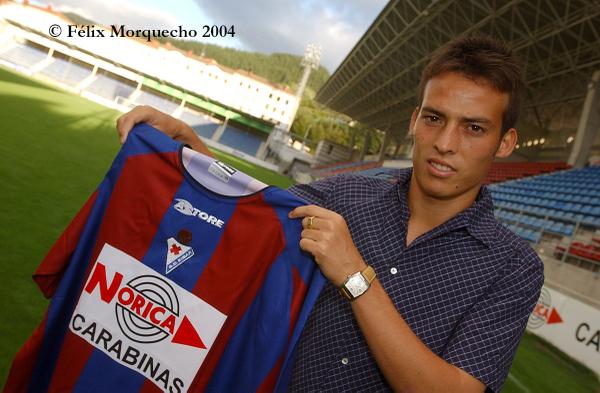 FelixMorquecho's tweet photo. Y buscando una foto de 2004 me encuentro la presentación de Silva con el Eibar, en exclusiva no había más fotógrafos http://t.co/NJLZlHdJMZ