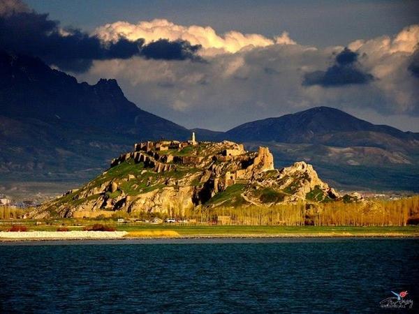yourturkey's tweet photo. VAN KALESİ  #VAN #turkey #yourturkey http://t.co/JycBklrpae