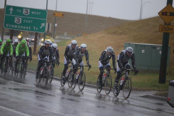 TourOfAlberta's tweet photo. .@GiantShimano leading the chase to try to bring the 3 rider break back http://t.co/BynELGomEL