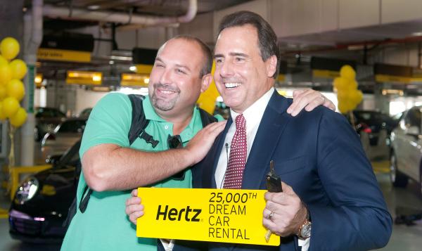 Hertz's tweet photo. Celebrating our 25,000th #DreamCar rental in #Miami and CEO Mark Frissora upgraded customer to @Porsche! #surprise http://t.co/rNKmeQmSet