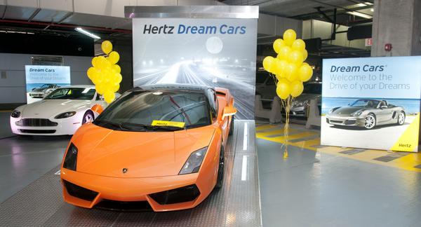 Hertz's tweet photo. Celebrating our 25,000th #DreamCar rental in #Miami and CEO Mark Frissora upgraded customer to @Porsche! #surprise http://t.co/rNKmeQmSet
