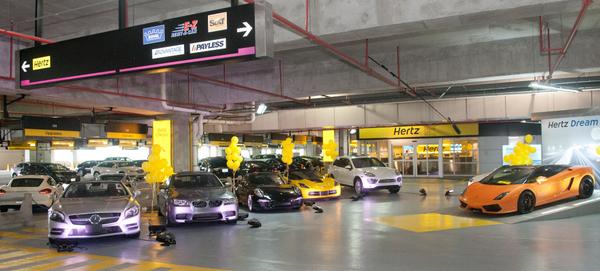 Hertz's tweet photo. Celebrating our 25,000th #DreamCar rental in #Miami and CEO Mark Frissora upgraded customer to @Porsche! #surprise http://t.co/rNKmeQmSet