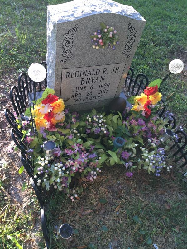 Tee-on-ah tweet media