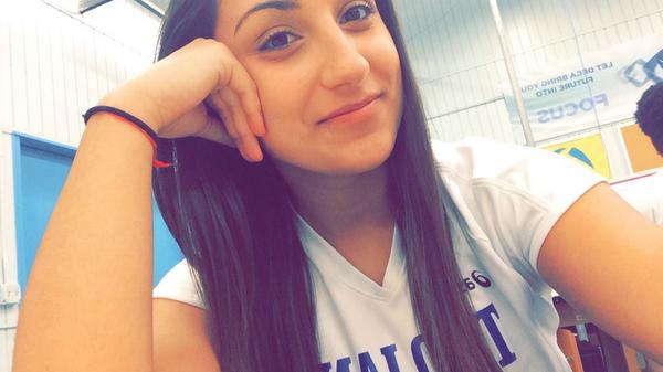 SimplyCassidy's tweet photo. Rare smiling pic #ihatesmiling #fatcheeks http://t.co/FRT1YzZKKQ
