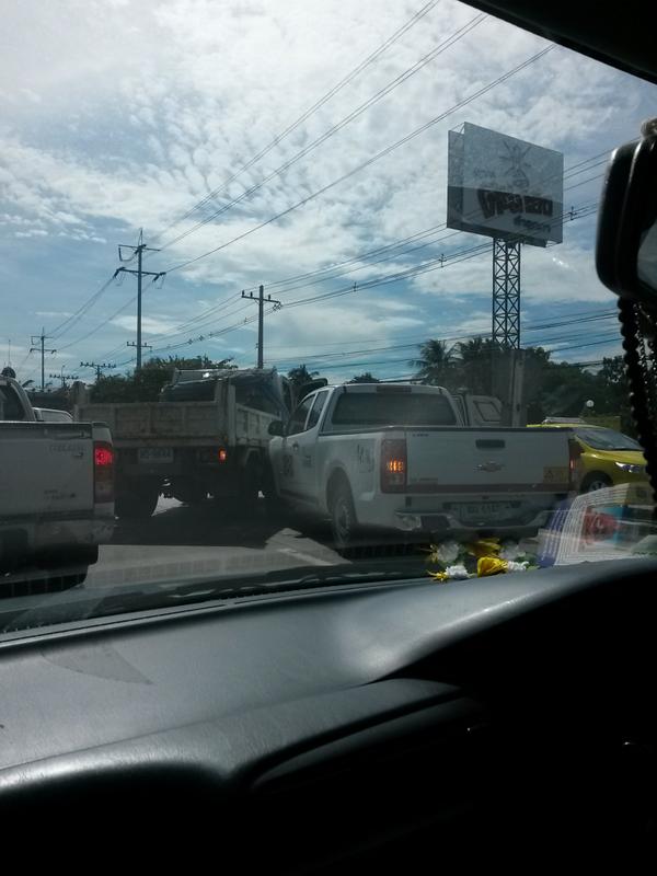 thatsanister's tweet photo. @js100radio รถ 6 ล้อกับกระบะเบียดกันขวางตรง U- turn หน้าร้านตะเกียง ลำลูกกาขาออกคลอง 5 รถเริ่มชะลอตัว http://t.co/GVkMUAnzv6
