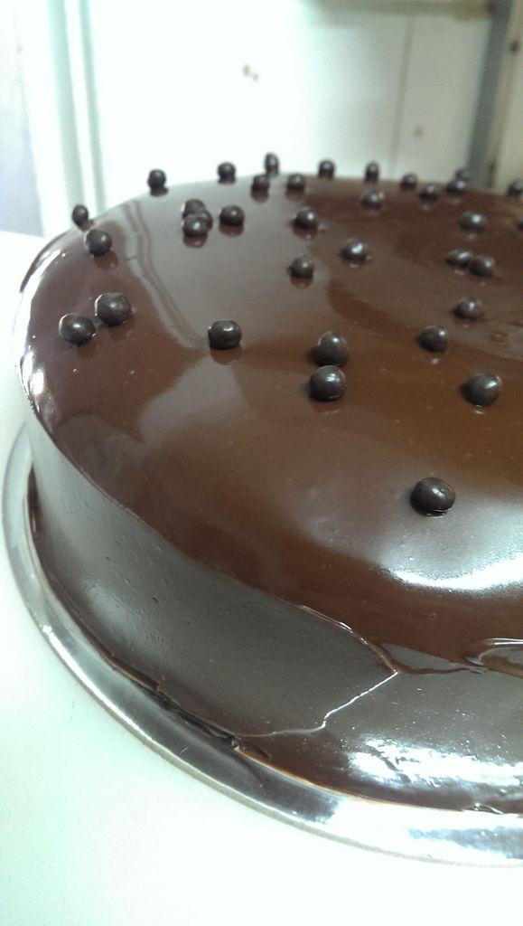 dolcetrina's tweet photo. This is what I'll be doing later today! #ganache #chocolate #mud cake http://t.co/f3uDdJH7iQ