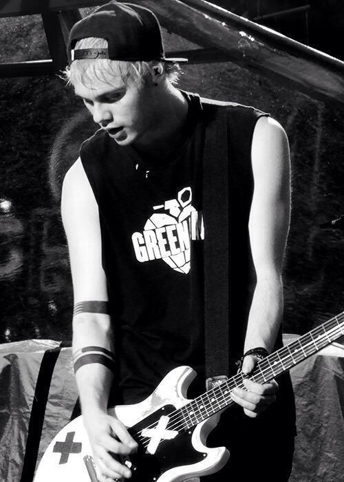 kidultseoksoon's tweet image. 👽🌿👽🌿👽

Michael Clifford from 5sos

if this gets 300+ rts can you please follow me?

i love youuu!
@Michael5SOS