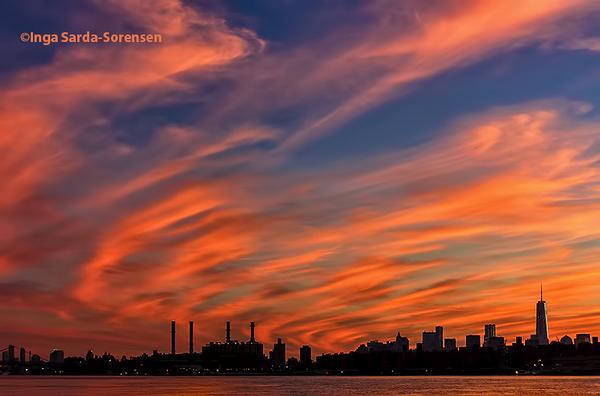 greenhousenyt's tweet photo. RT @isardasorensen: Sky afire tonight in #NYC. #sunset http://t.co/4UvJWjrcDT