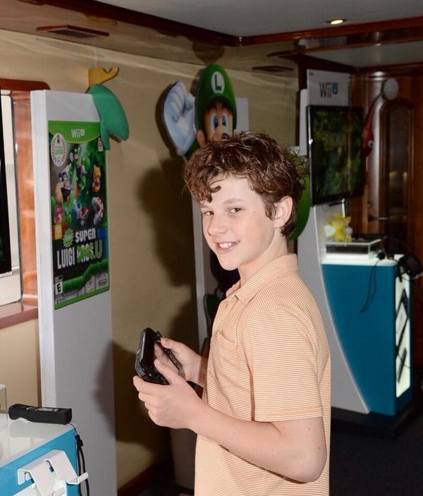 TheLukeDunphy's tweet image. Playing @NintendoAmerica...on a yacht...at Comic-Con. Don't hate me!