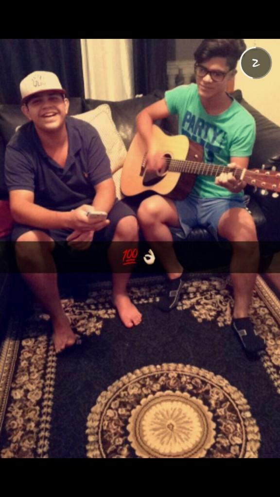 john_victor97's tweet photo. Tamo juntos Irmao ✌️👊 http://t.co/vKitbzZ1RX