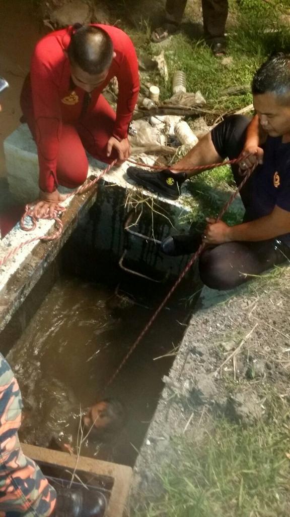 JBPM_official's tweet photo. OPS LEMAS d Kg Air Hitam, Sg Limau Dlm, Yan Kedah 7.50 mlm td. Mgsa lelaki 11 thn lemas &amp; djmpai 12.50 mlm td #BOMBA http://t.co/2qjFpxbIOt