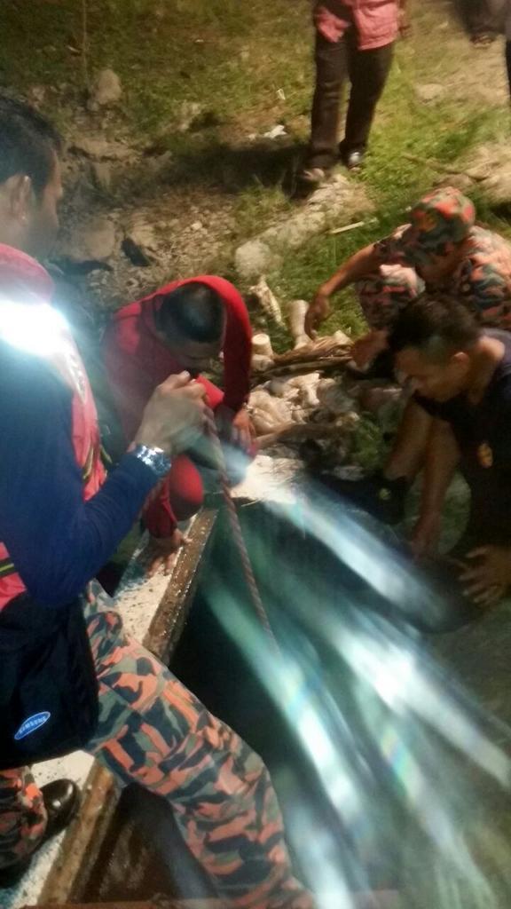 JBPM_official's tweet photo. OPS LEMAS d Kg Air Hitam, Sg Limau Dlm, Yan Kedah 7.50 mlm td. Mgsa lelaki 11 thn lemas &amp; djmpai 12.50 mlm td #BOMBA http://t.co/2qjFpxbIOt
