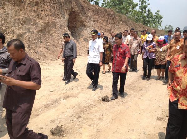 satpolpp_jateng's tweet photo. Pemantauan galian c 4 Sept 2014 oleh @ganjarpranowo di Mangunharjo Kecamatan Tembalang Semarang http://t.co/elRS101Lmo