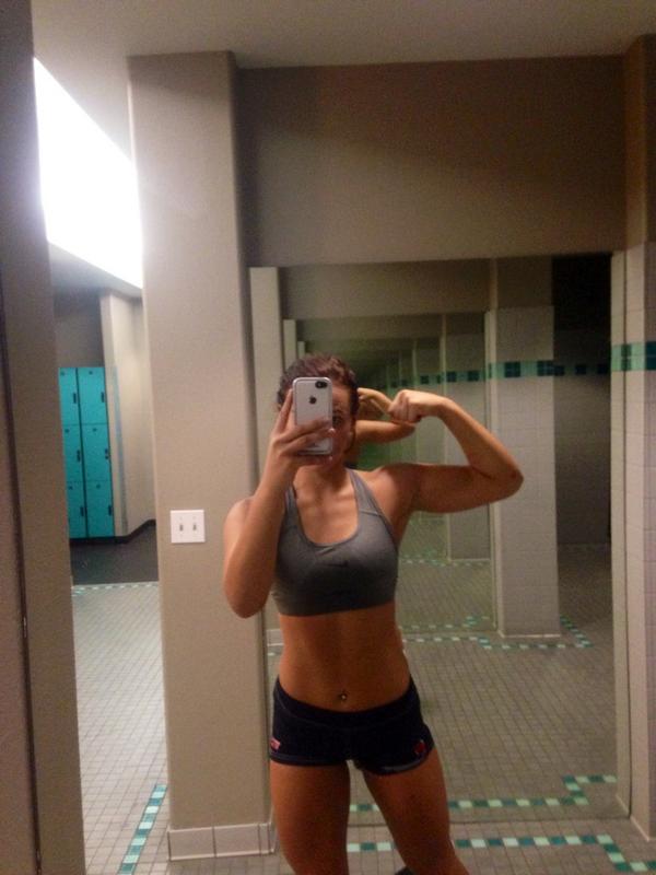 Abssotight's tweet photo. Crazy how only a couple months ago I could nearly curl 10s and now I'm benching 25s. The body is a wonderland http://t.co/uknbyWPUNg