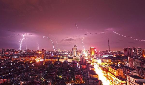 nmas's tweet photo. Caen rayos sobre edificios en #China y dan espectáculo http://t.co/cxFHnuOfc6 http://t.co/VycSCQeqjV