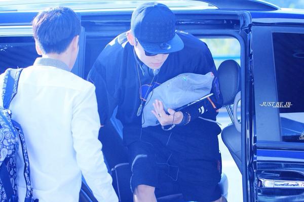justbejb_jb's tweet photo. 140904 김포출국 #JB #GOT7 3Pics update! http://t.co/u4pzKoUqVJ @Def_soul_JB 아침부터재범보니까 힘이나네여ㅎㅎㅎ 일본공연잘하고와 http://t.co/eOUz8EWwcy