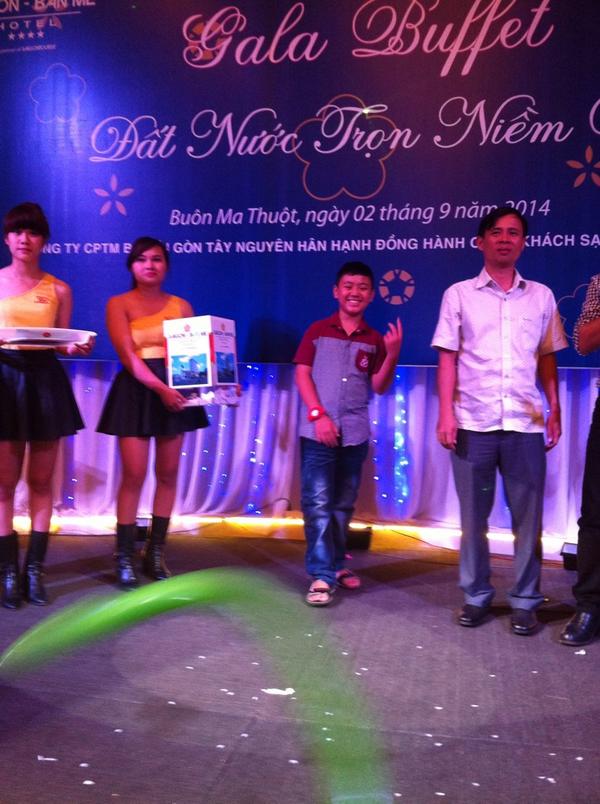 huyphone's tweet photo. 2/9 buffet sài gòn ban mê http://t.co/YuVUSAa09d