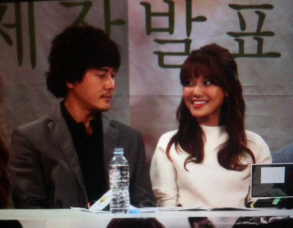 [PIC][04-09-2014]SooYoung tham dự buổi họp báo bộ phim truyền hình "Springday of My Life" vào trưa nay BwqpaLFCUAEv9pg