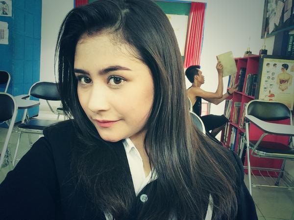 PrillversSDA's tweet photo. "@PrillyBie: Selfie pertama setelah lupa pass dan akhirnya inget lagi haha. #tweetiseng http://t.co/93IOj5xsaK"